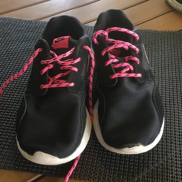 Girls Nike shoes - Picture 2 of 6